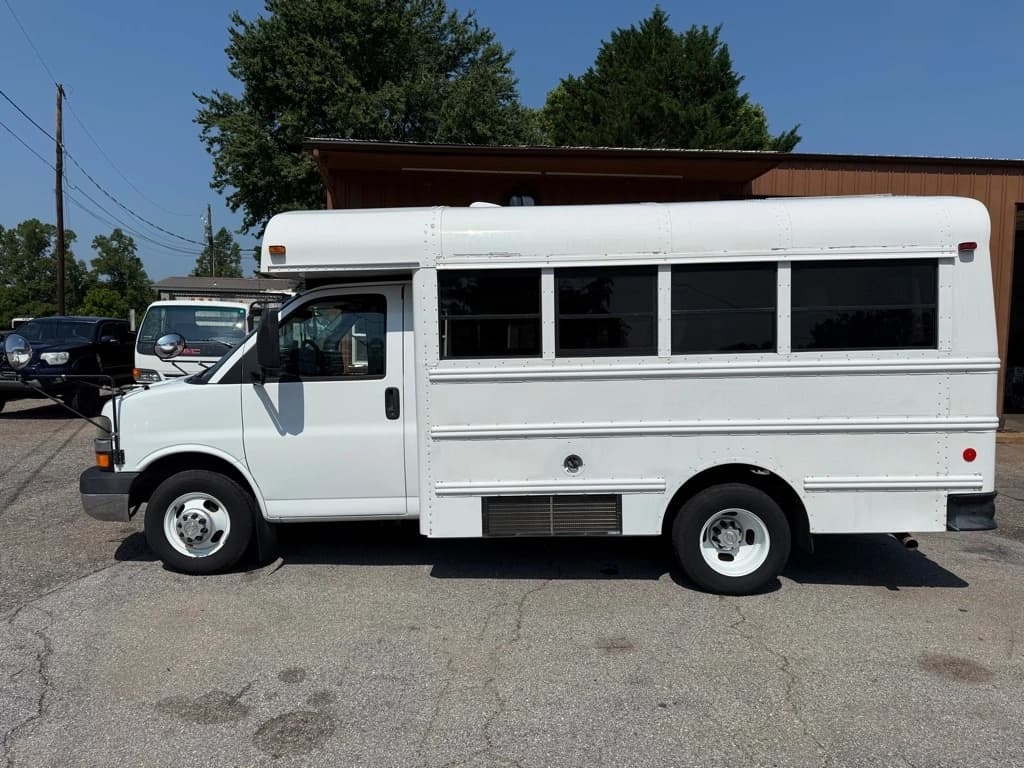 2009 Chevrolet Express G3500 Shuttle Bus - Image 5