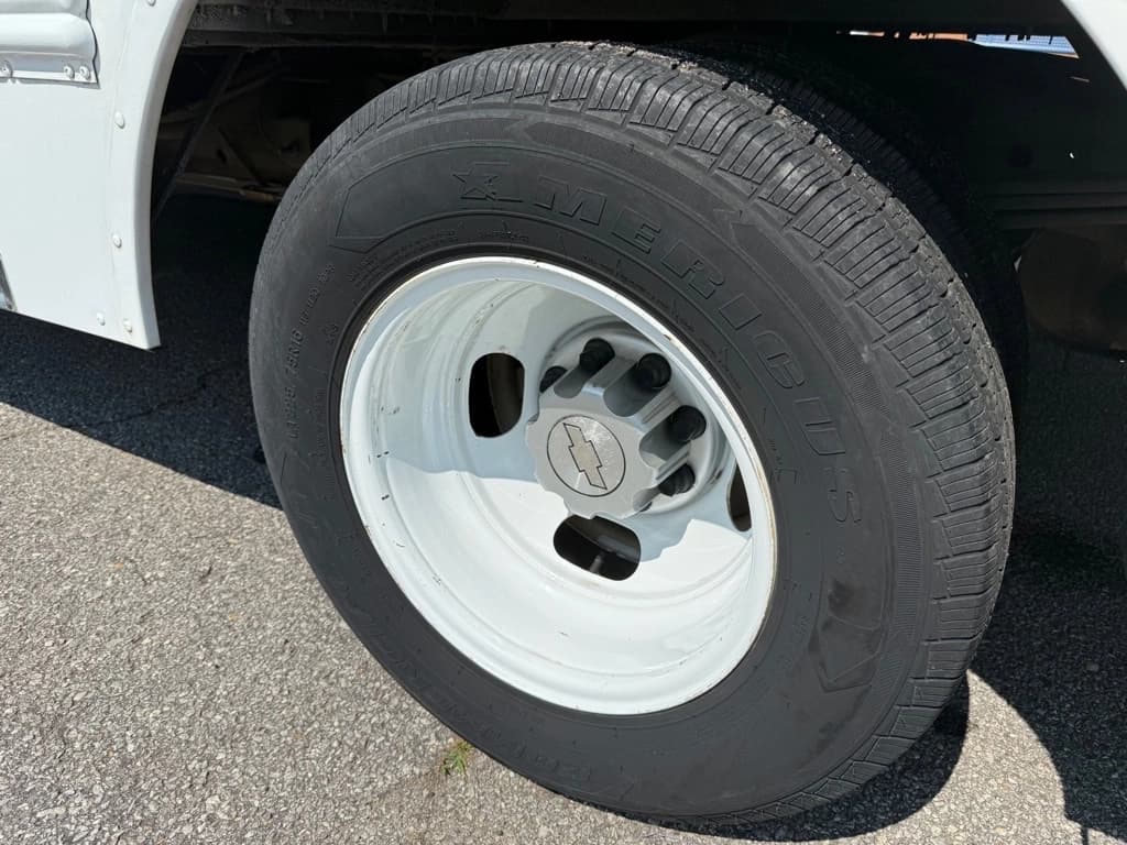 2009 Chevrolet Express G3500 Shuttle Bus - Image 13