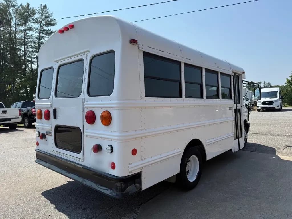 2009 Chevrolet Express G3500 Shuttle Bus - Image 2