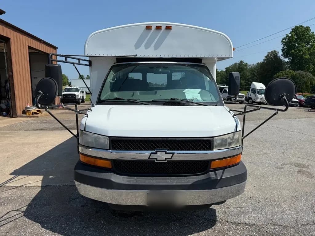 2009 Chevrolet Express G3500 Shuttle Bus - Image 4