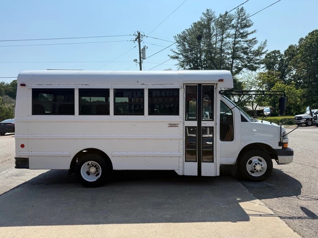 2009 Chevrolet Express G3500 Shuttle Bus - Image 3