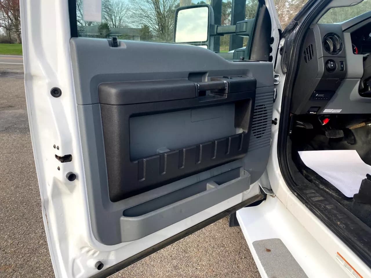 2016 Ford F550 Defender ADA Shuttle Bus - Image 4