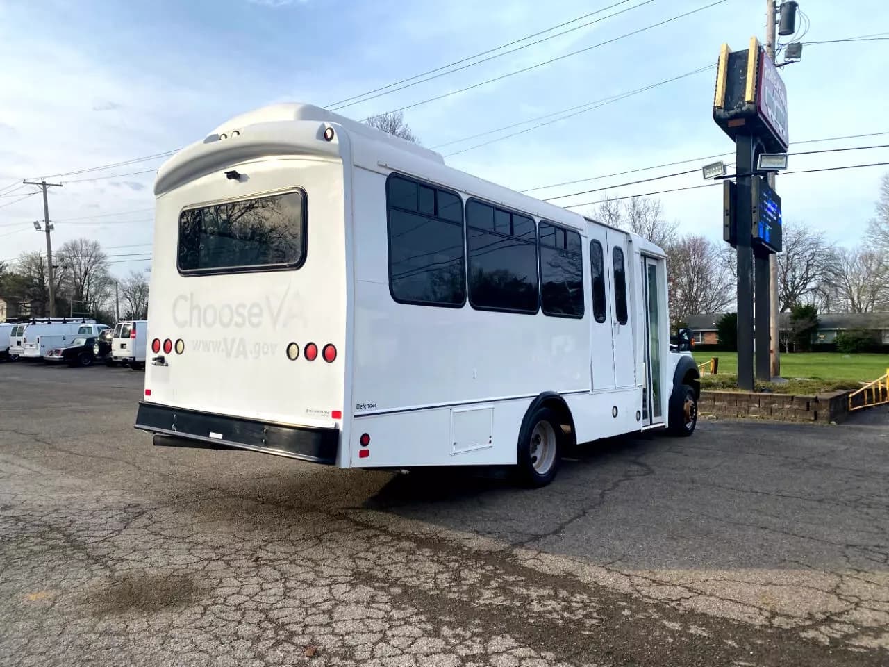 2016 Ford F550 Defender ADA Shuttle Bus - Image 3