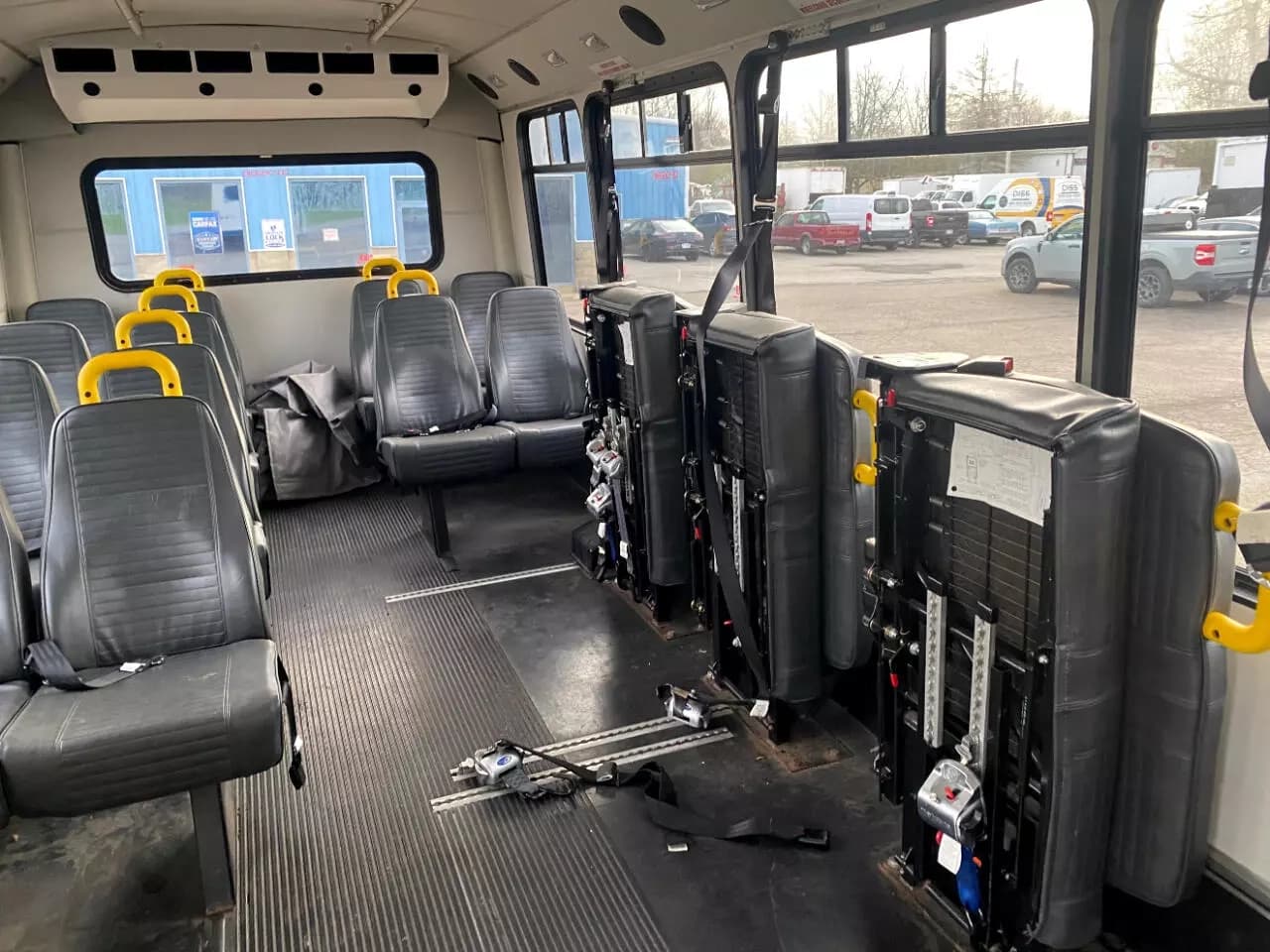 2016 Ford F550 Defender ADA Shuttle Bus - Image 18