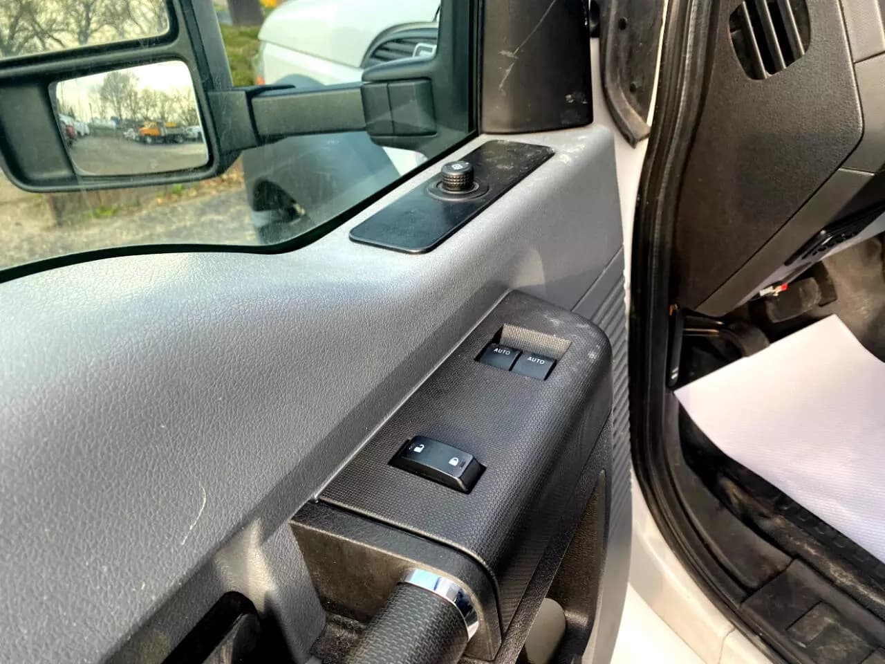 2016 Ford F550 Defender ADA Shuttle Bus - Image 23