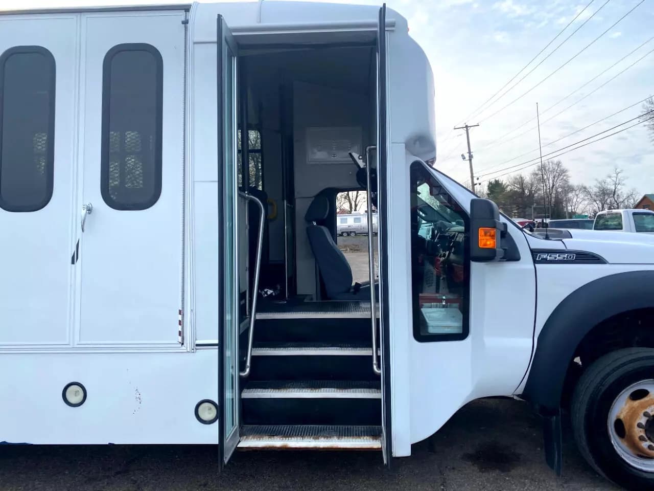 2016 Ford F550 Defender ADA Shuttle Bus - Image 7
