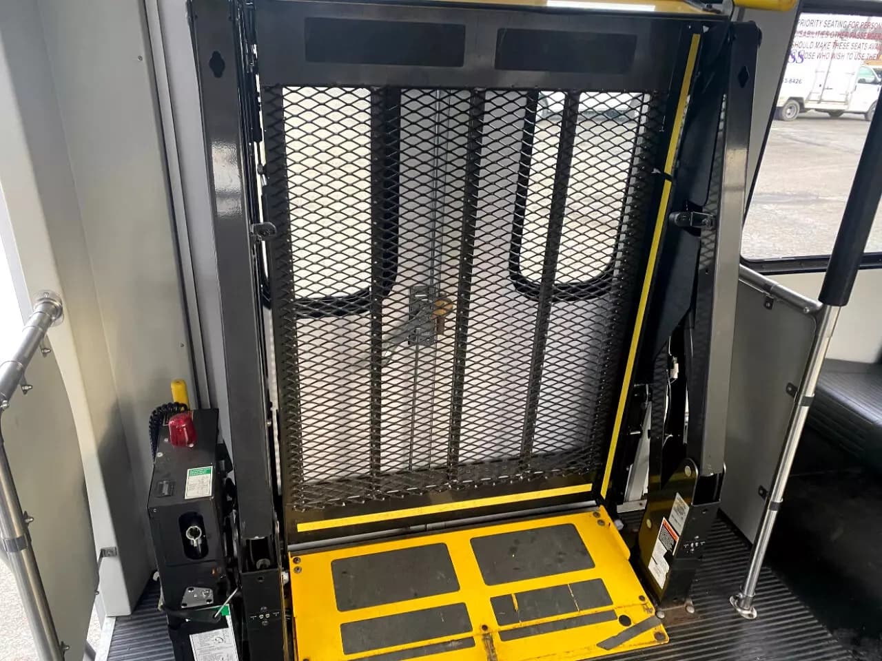 2016 Ford F550 Defender ADA Shuttle Bus - Image 8