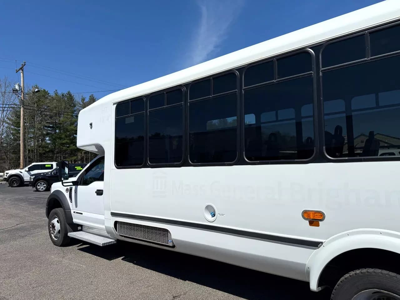 2019 Ford F550 ADA Shuttle Bus - Image 4