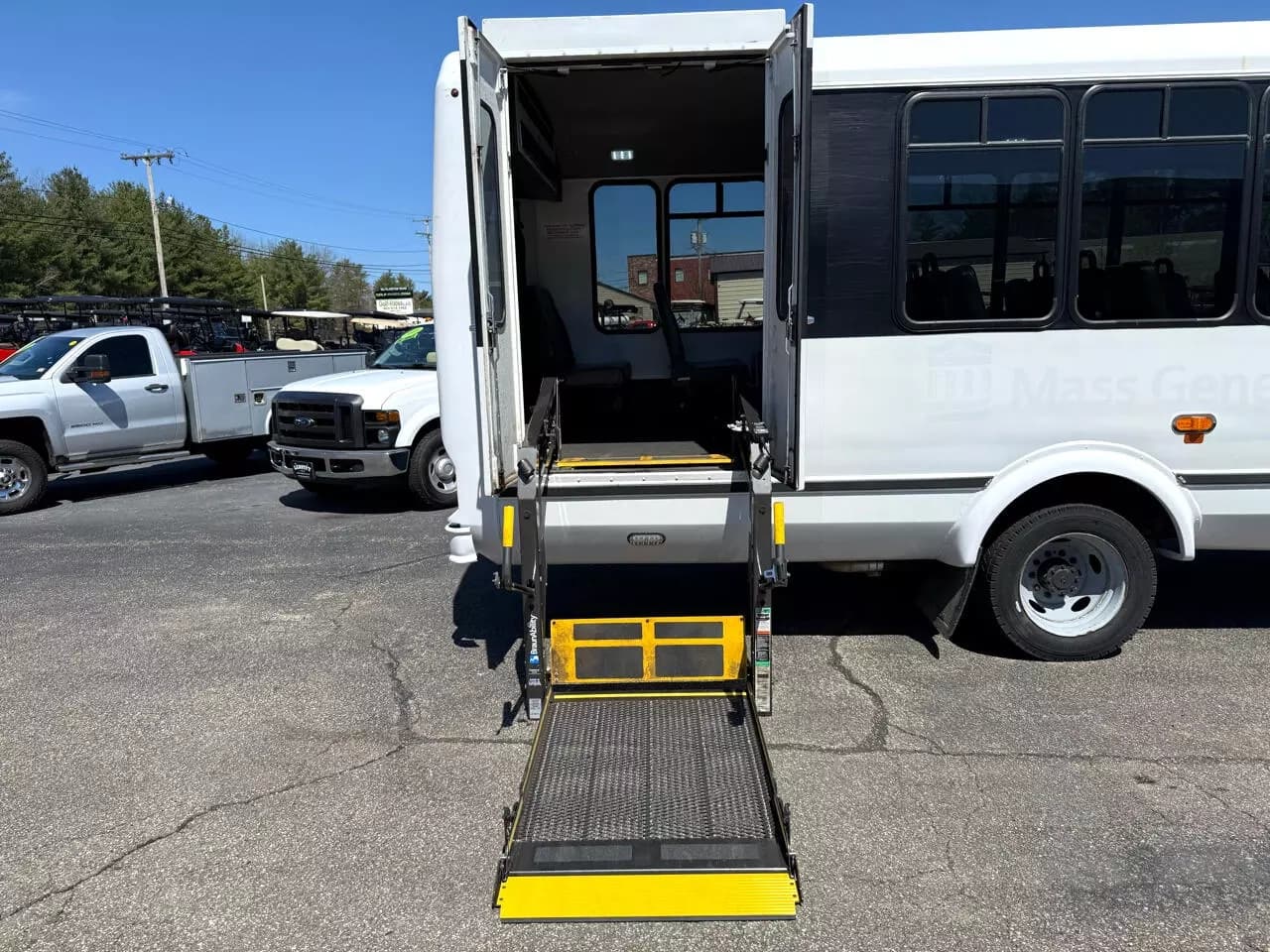 2019 Ford F550 ADA Shuttle Bus - Image 3