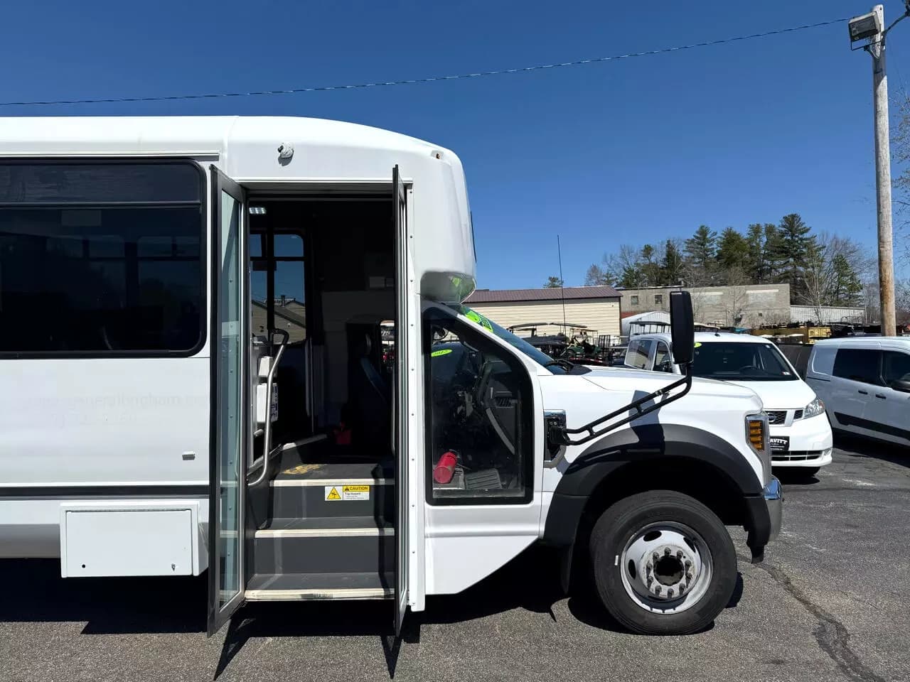 2019 Ford F550 ADA Shuttle Bus - Image 16
