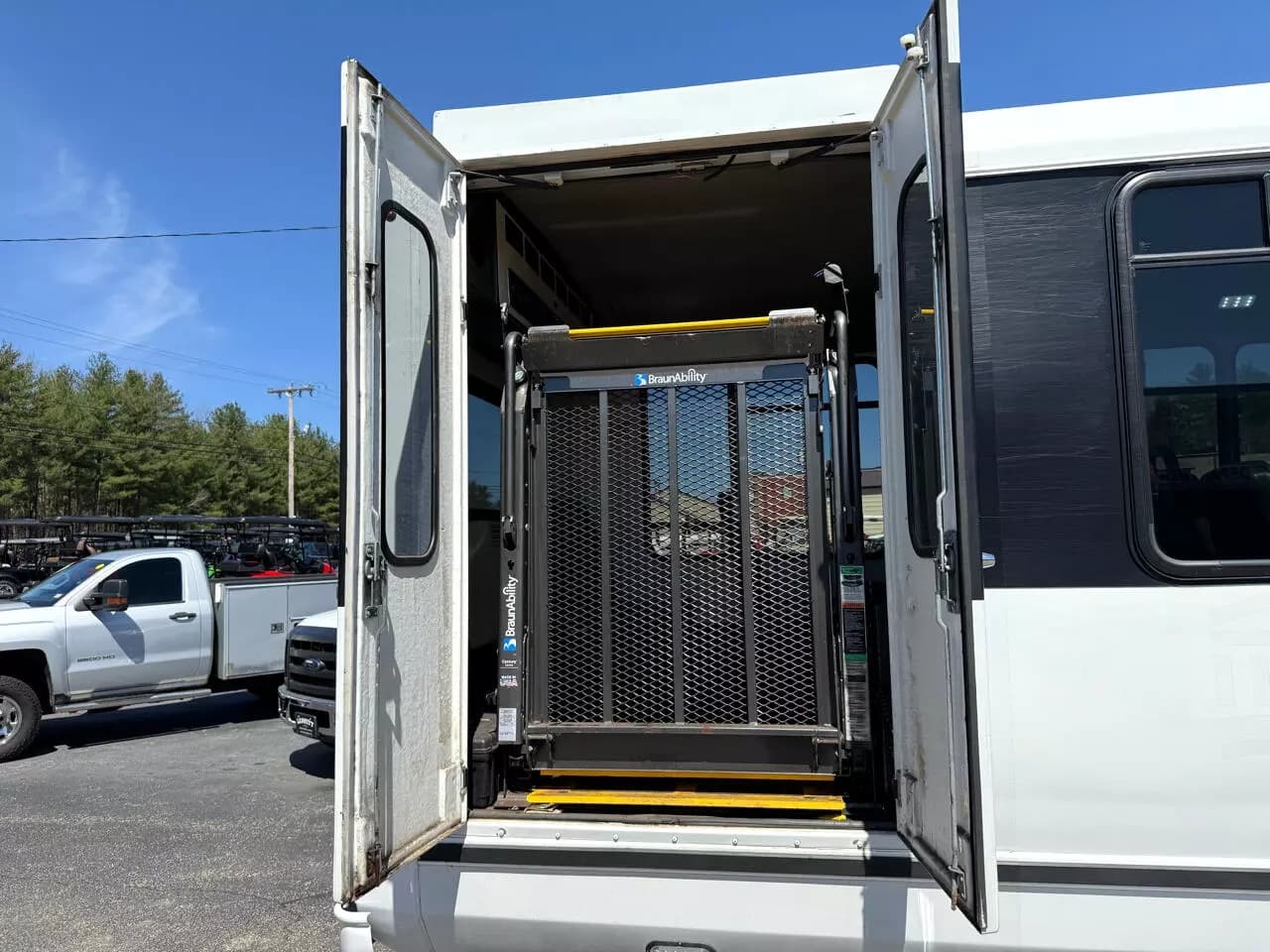 2019 Ford F550 ADA Shuttle Bus - Image 22