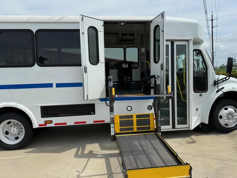 2018 Freightliner S2106 ADA Shuttle Bus - Image 5