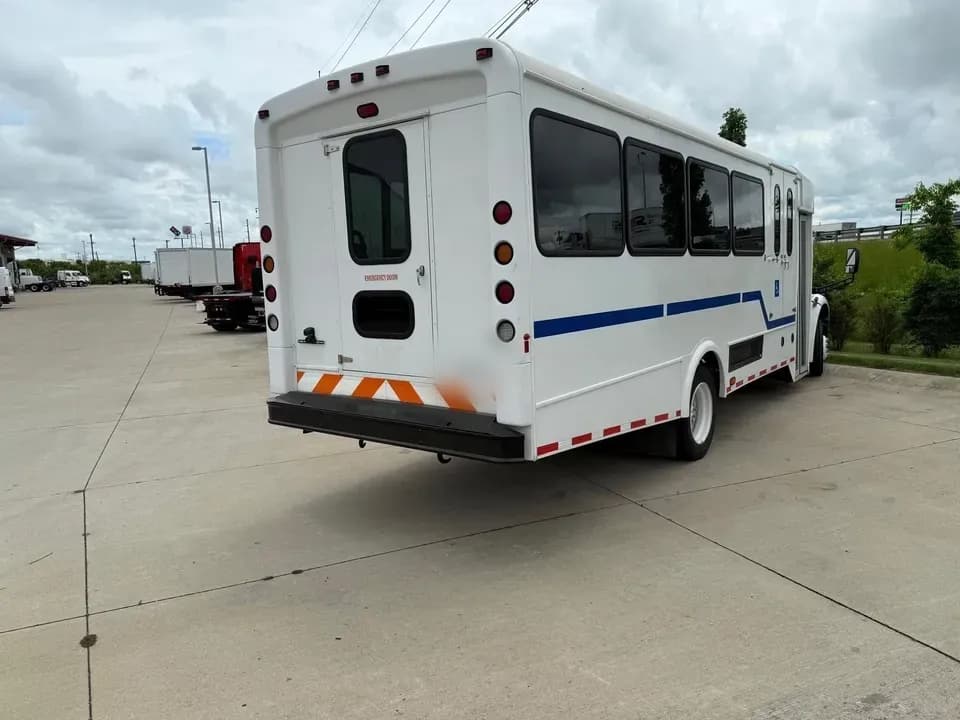 2018 Freightliner S2106 ADA Shuttle Bus - Image 4