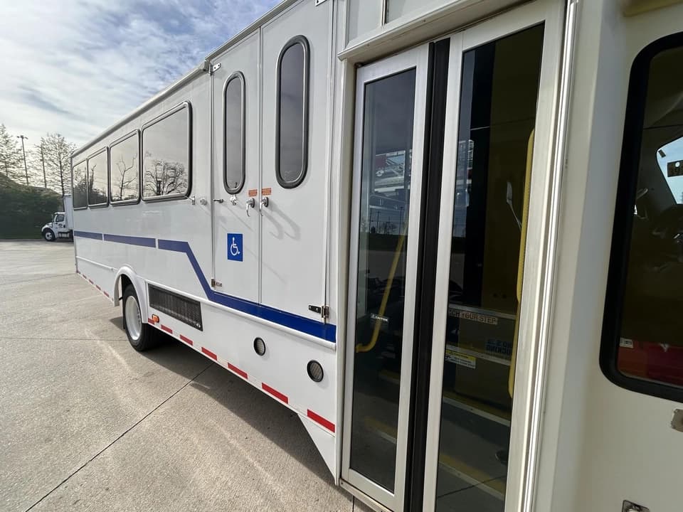 2018 Freightliner S2106 ADA Shuttle Bus - Image 3