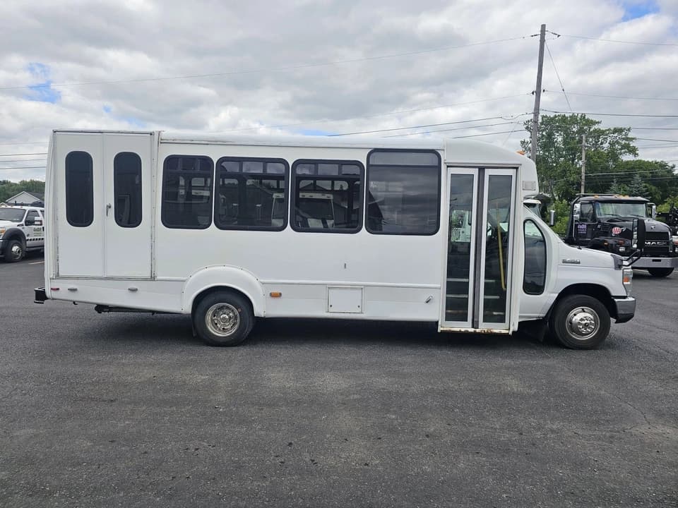 2012 Ford E450 Shuttle Bus - Image 4