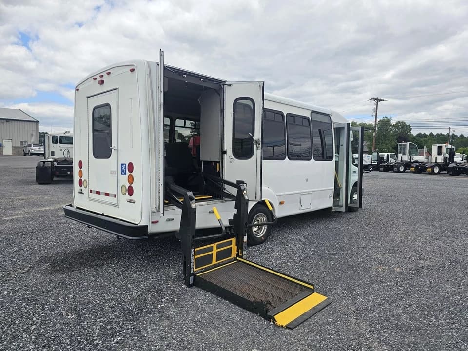 2012 Ford E450 Shuttle Bus - Image 3