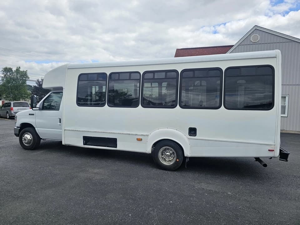 2012 Ford E450 Shuttle Bus - Image 10