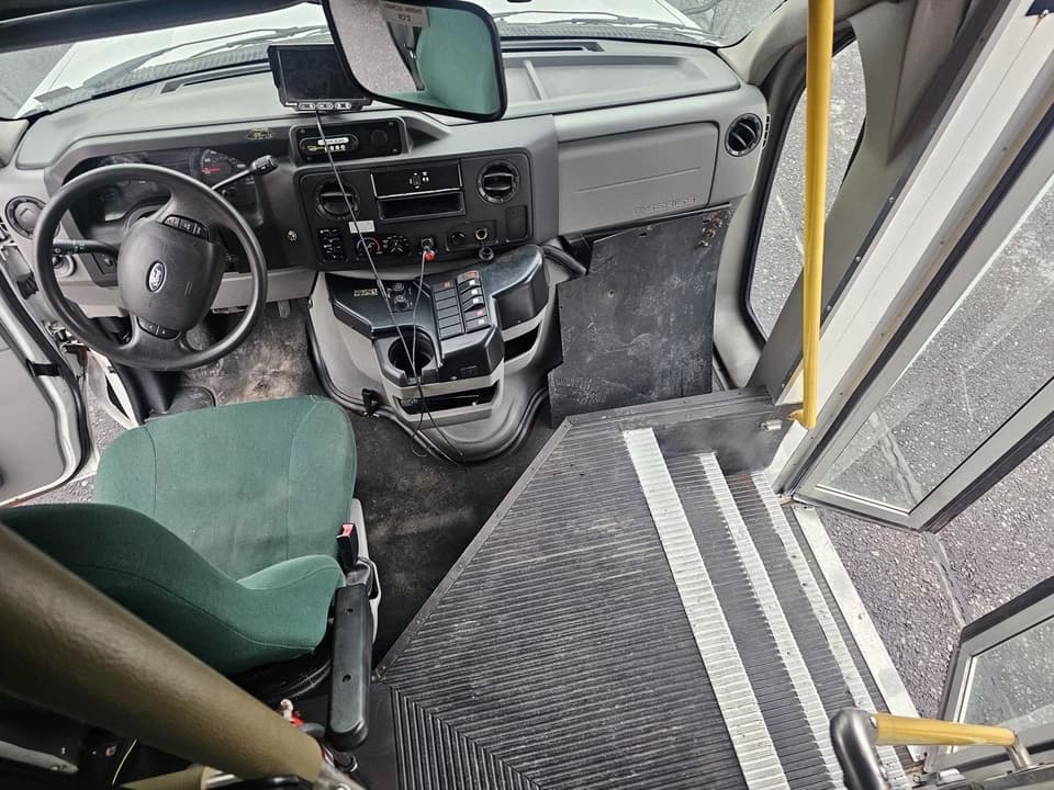 2012 Ford E450 Shuttle Bus - Image 11