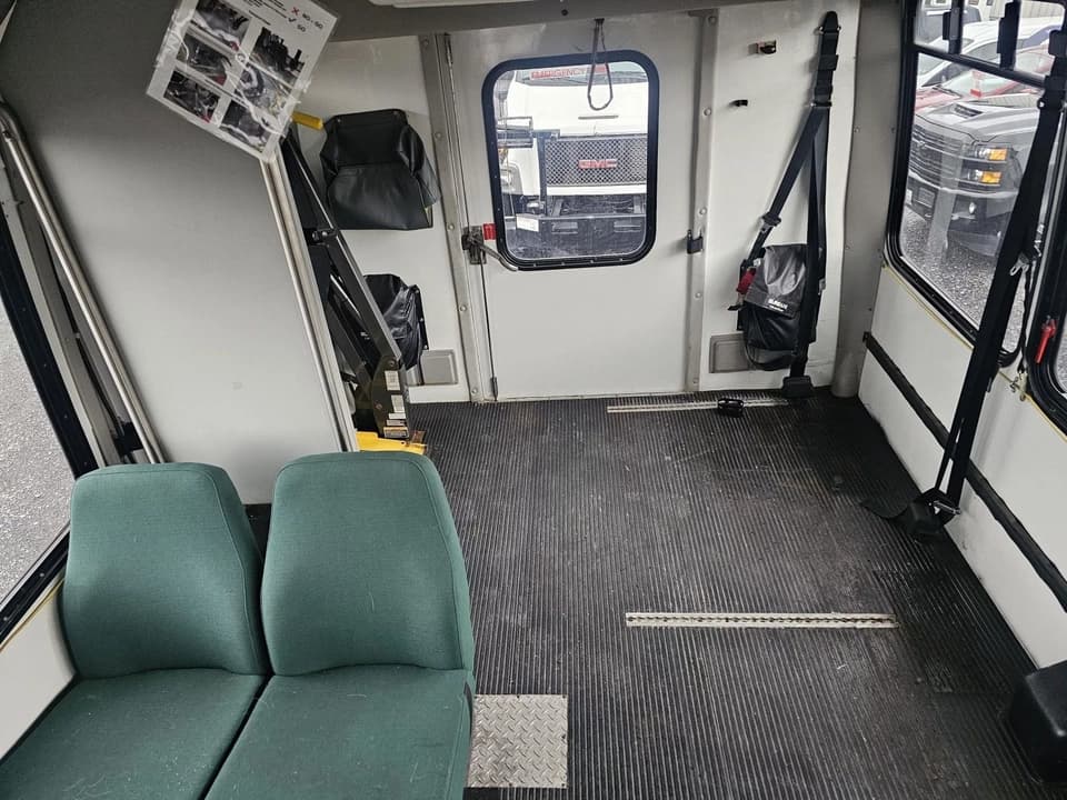 2012 Ford E450 Shuttle Bus - Image 12