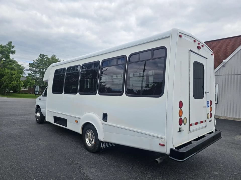 2012 Ford E450 Shuttle Bus - Image 13
