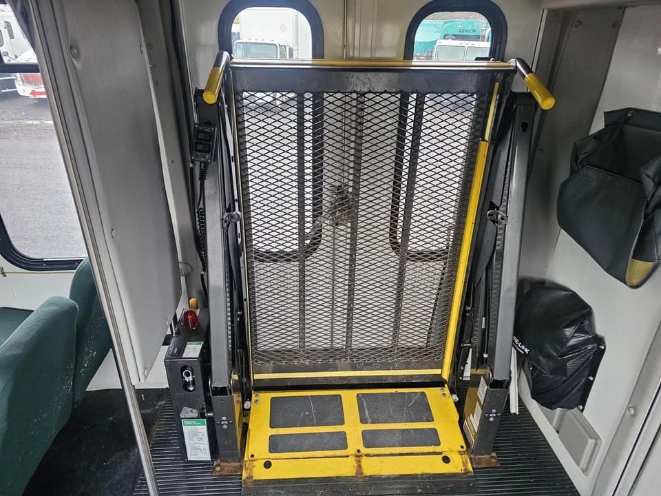 2012 Ford E450 Shuttle Bus - Image 14