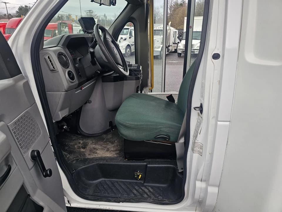 2012 Ford E450 Shuttle Bus - Image 15
