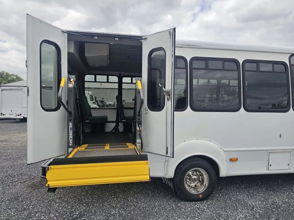2012 Ford E450 Shuttle Bus - Image 16