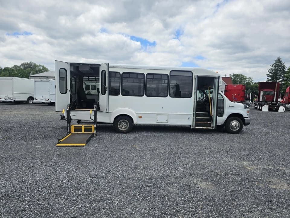2012 Ford E450 Shuttle Bus - Image 19