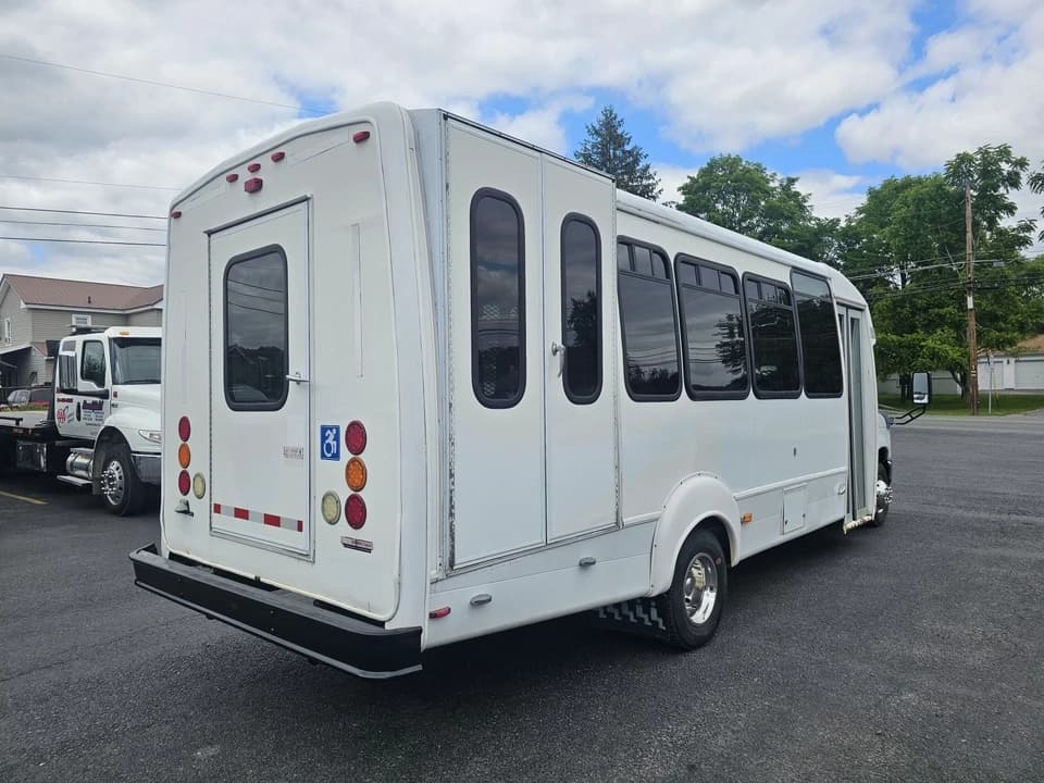 2012 Ford E450 Shuttle Bus - Image 20