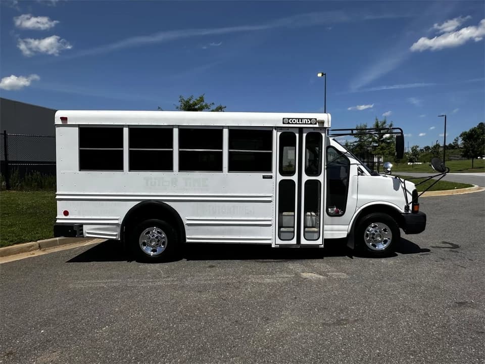 2007 Chevrolet Express 3500 Shuttle Bus - Image 5