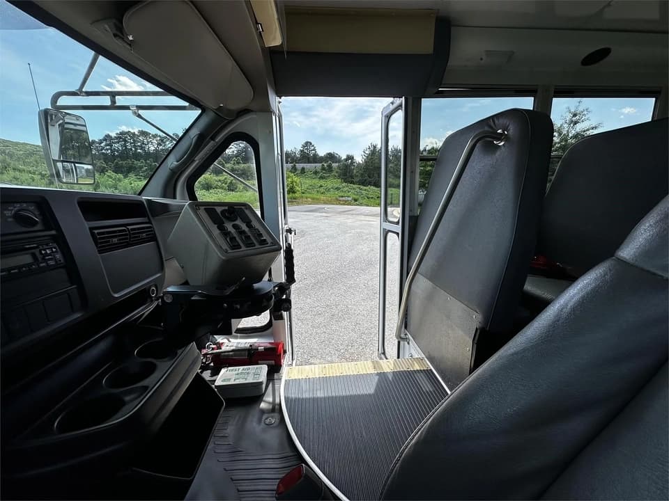 2007 Chevrolet Express 3500 Shuttle Bus - Image 19