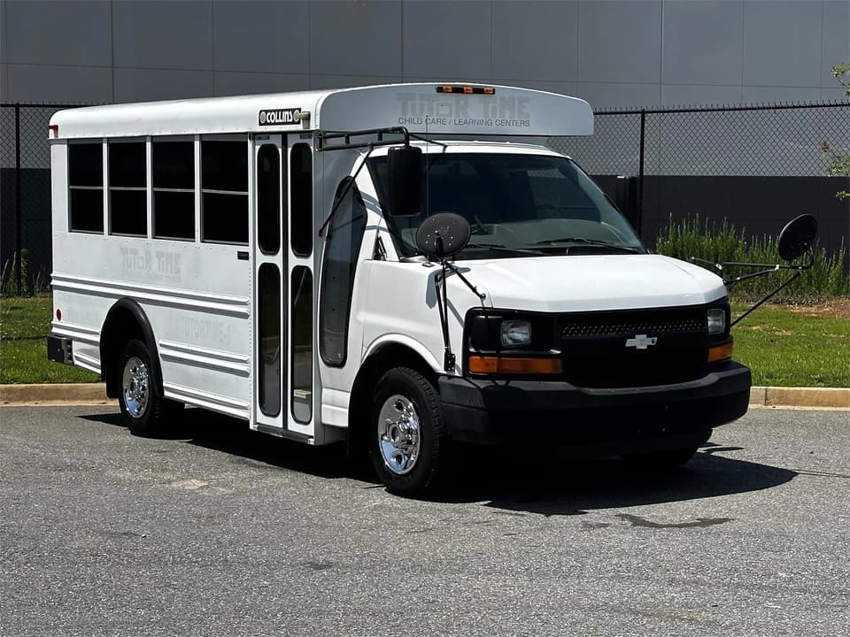 2007 Chevrolet Express 3500 Shuttle Bus - Image 1