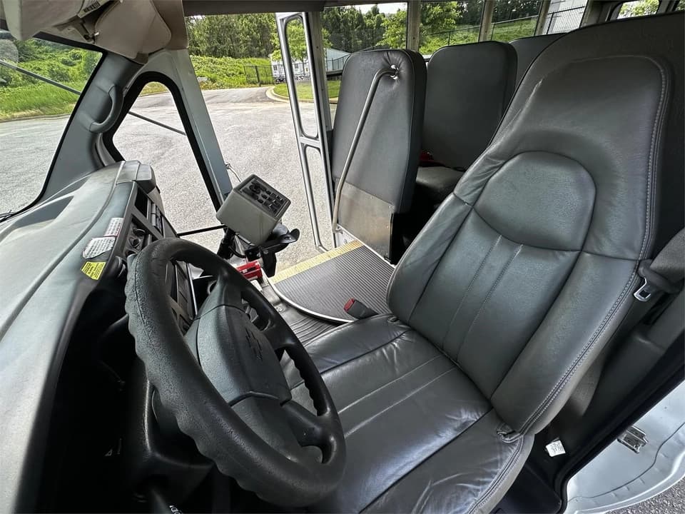 2007 Chevrolet Express 3500 Shuttle Bus - Image 20