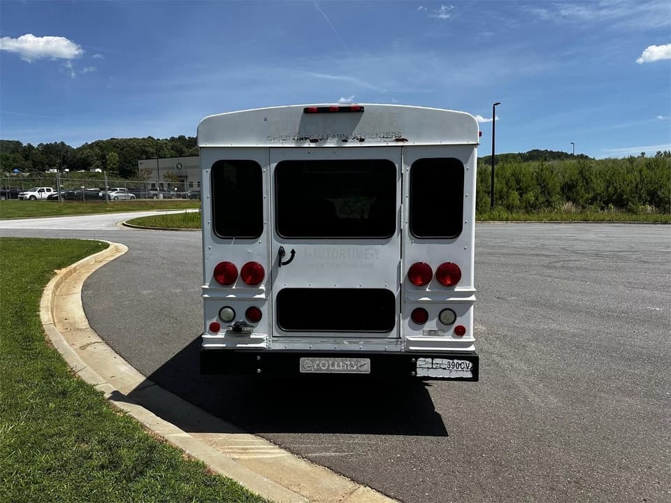 2007 Chevrolet Express 3500 Shuttle Bus - Image 6