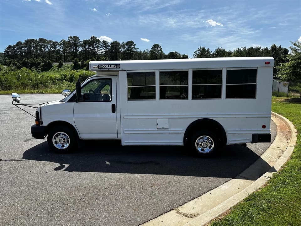 2007 Chevrolet Express 3500 Shuttle Bus - Image 21