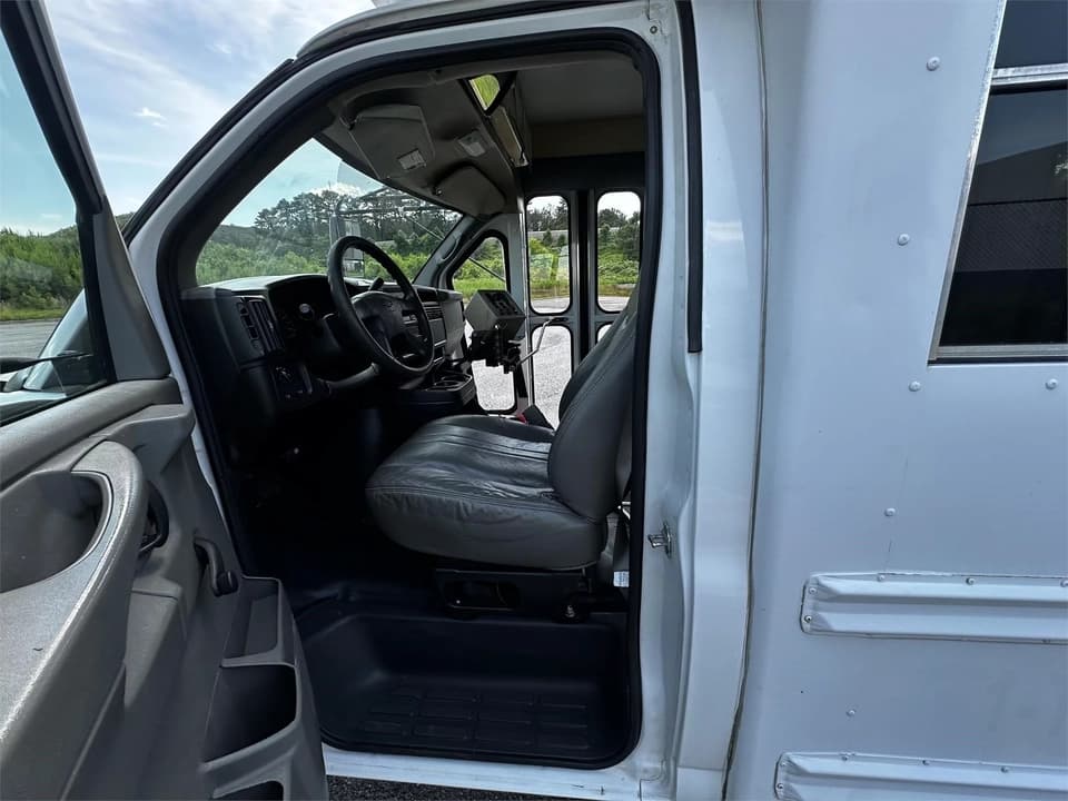 2007 Chevrolet Express 3500 Shuttle Bus - Image 22