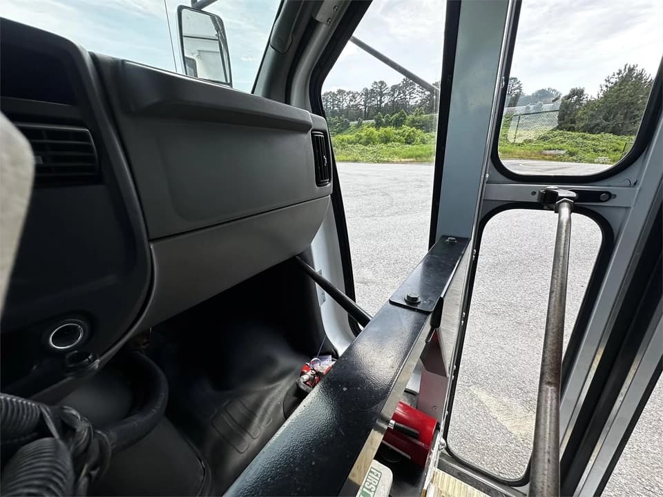 2007 Chevrolet Express 3500 Shuttle Bus - Image 25
