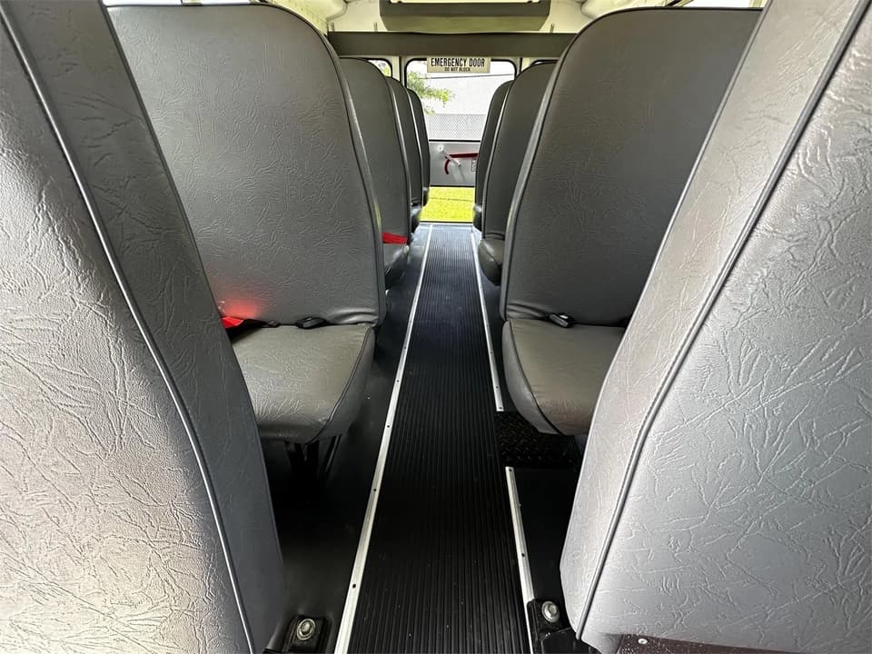 2007 Chevrolet Express 3500 Shuttle Bus - Image 26