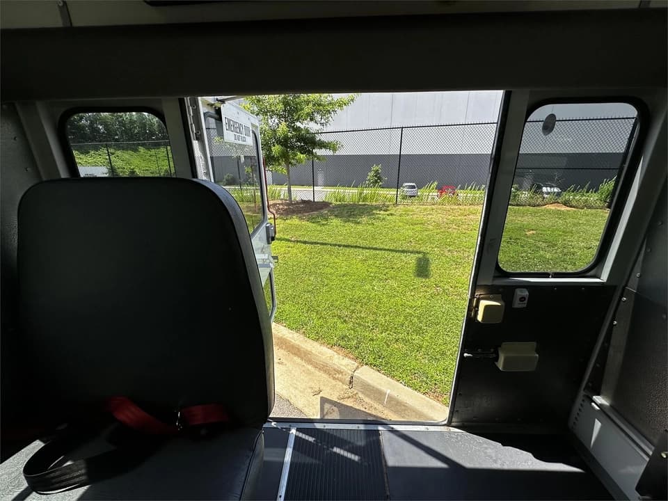 2007 Chevrolet Express 3500 Shuttle Bus - Image 13