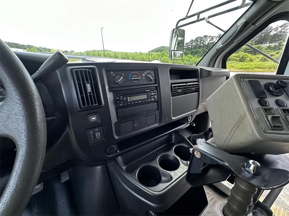 2007 Chevrolet Express 3500 Shuttle Bus - Image 9