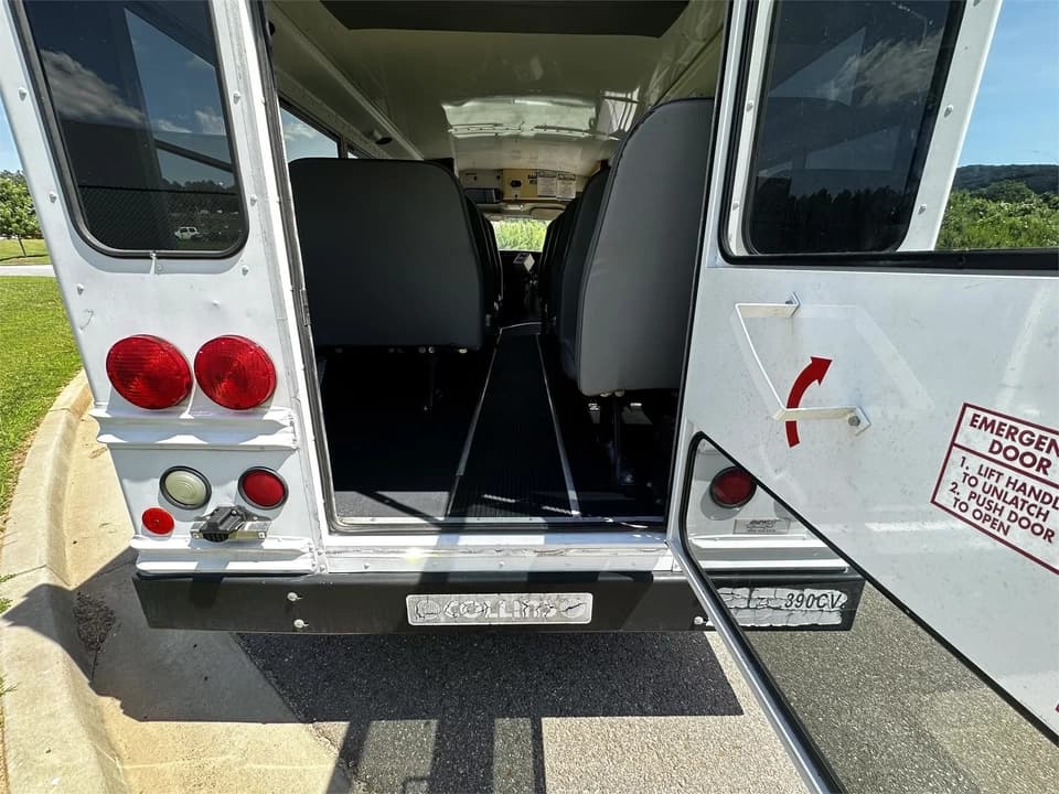 2007 Chevrolet Express 3500 Shuttle Bus - Image 7