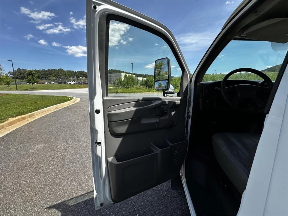 2007 Chevrolet Express 3500 Shuttle Bus - Image 14