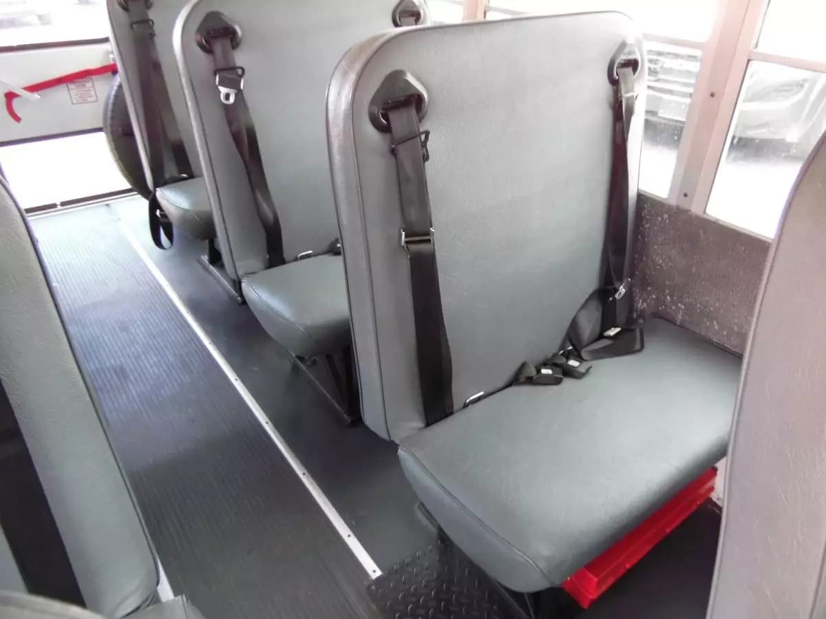 2008 Chevrolet Express 3500 Collins Shuttle Bus - Image 11