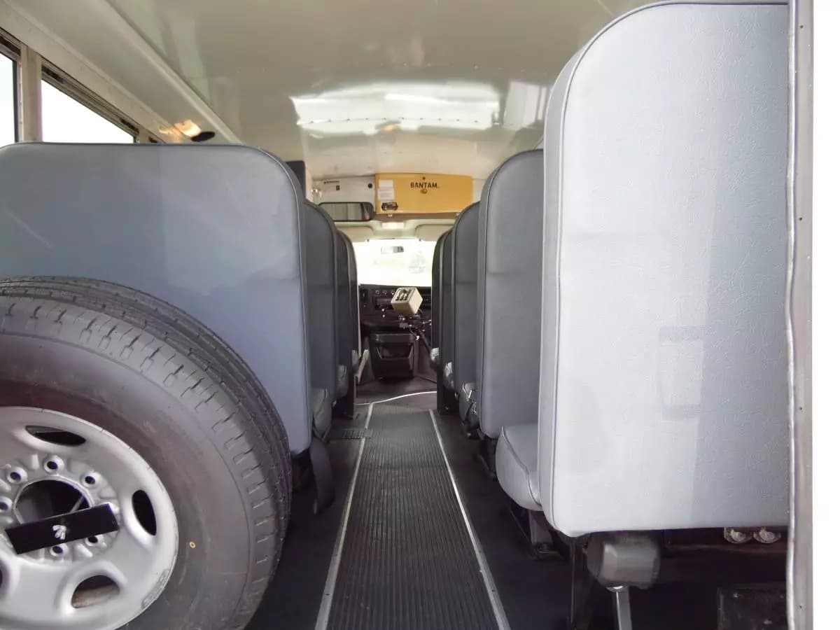 2008 Chevrolet Express 3500 Collins Shuttle Bus - Image 13