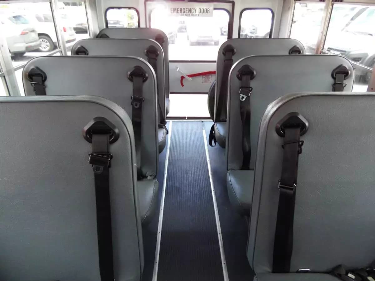 2008 Chevrolet Express 3500 Collins Shuttle Bus - Image 12