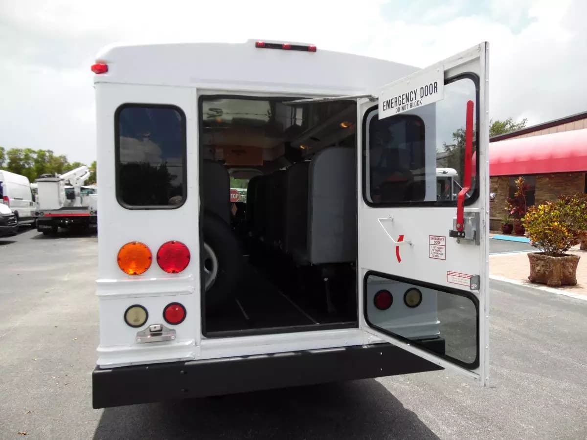 2008 Chevrolet Express 3500 Collins Shuttle Bus - Image 6