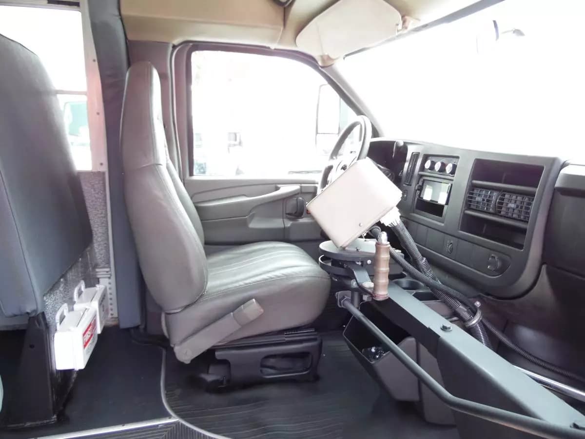 2008 Chevrolet Express 3500 Collins Shuttle Bus - Image 14