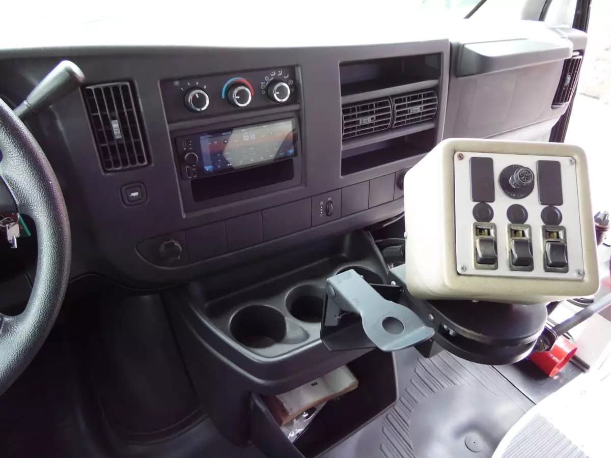2008 Chevrolet Express 3500 Collins Shuttle Bus - Image 15