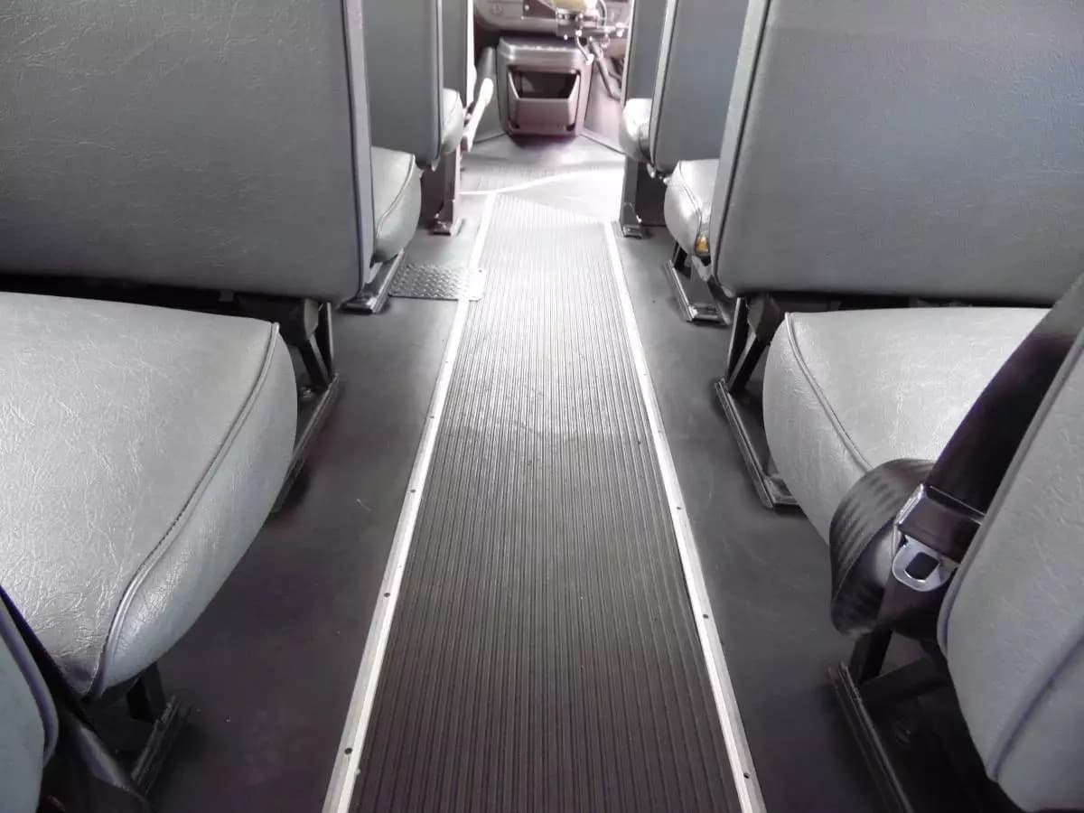 2008 Chevrolet Express 3500 Collins Shuttle Bus - Image 3