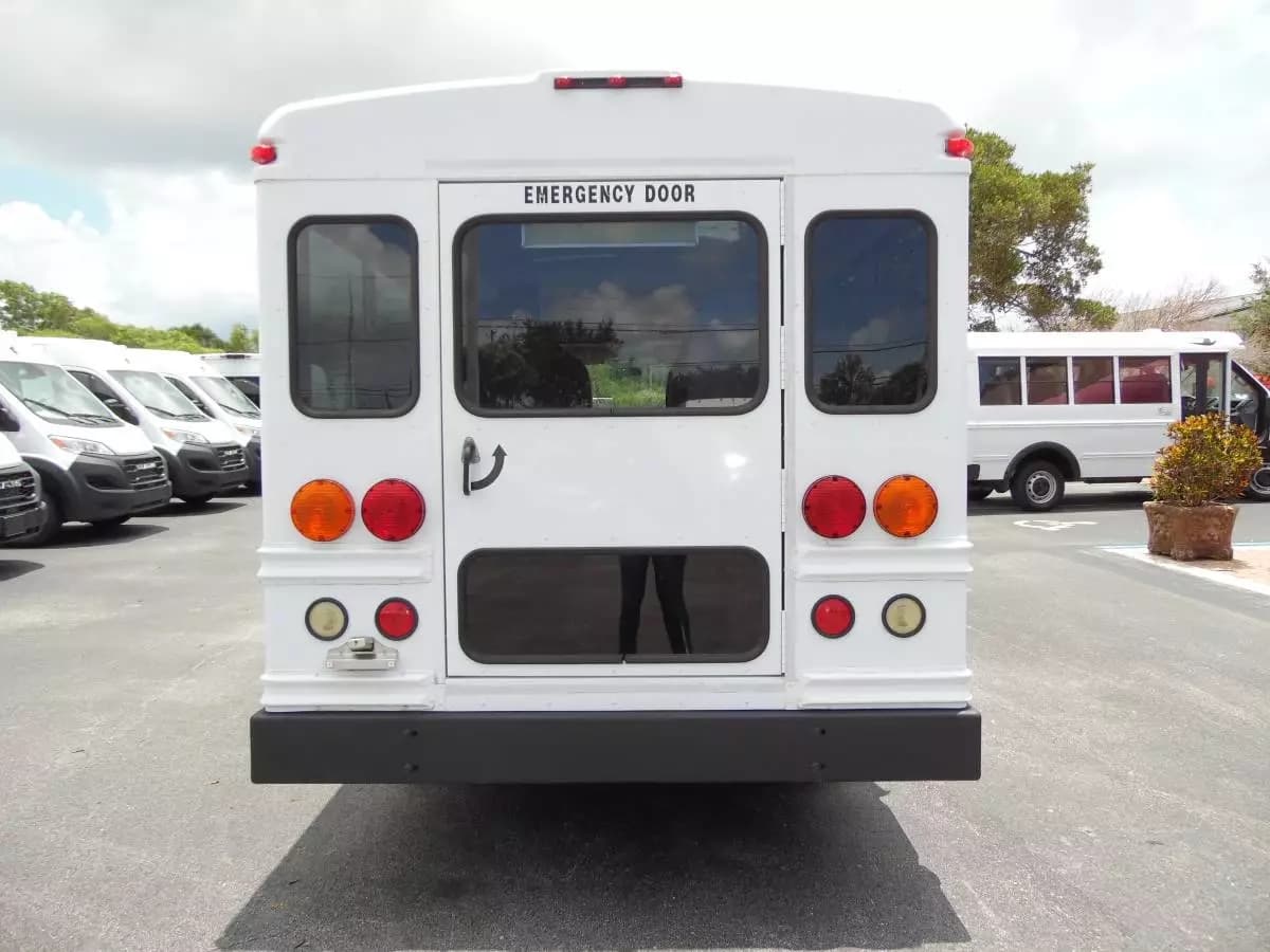 2008 Chevrolet Express 3500 Collins Shuttle Bus - Image 9
